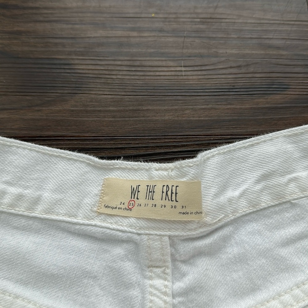 We the Free LOVING GOOD VIBRATIONS CUT OFF SHORTS IN WHITE size 25 - Picture 8 of 9